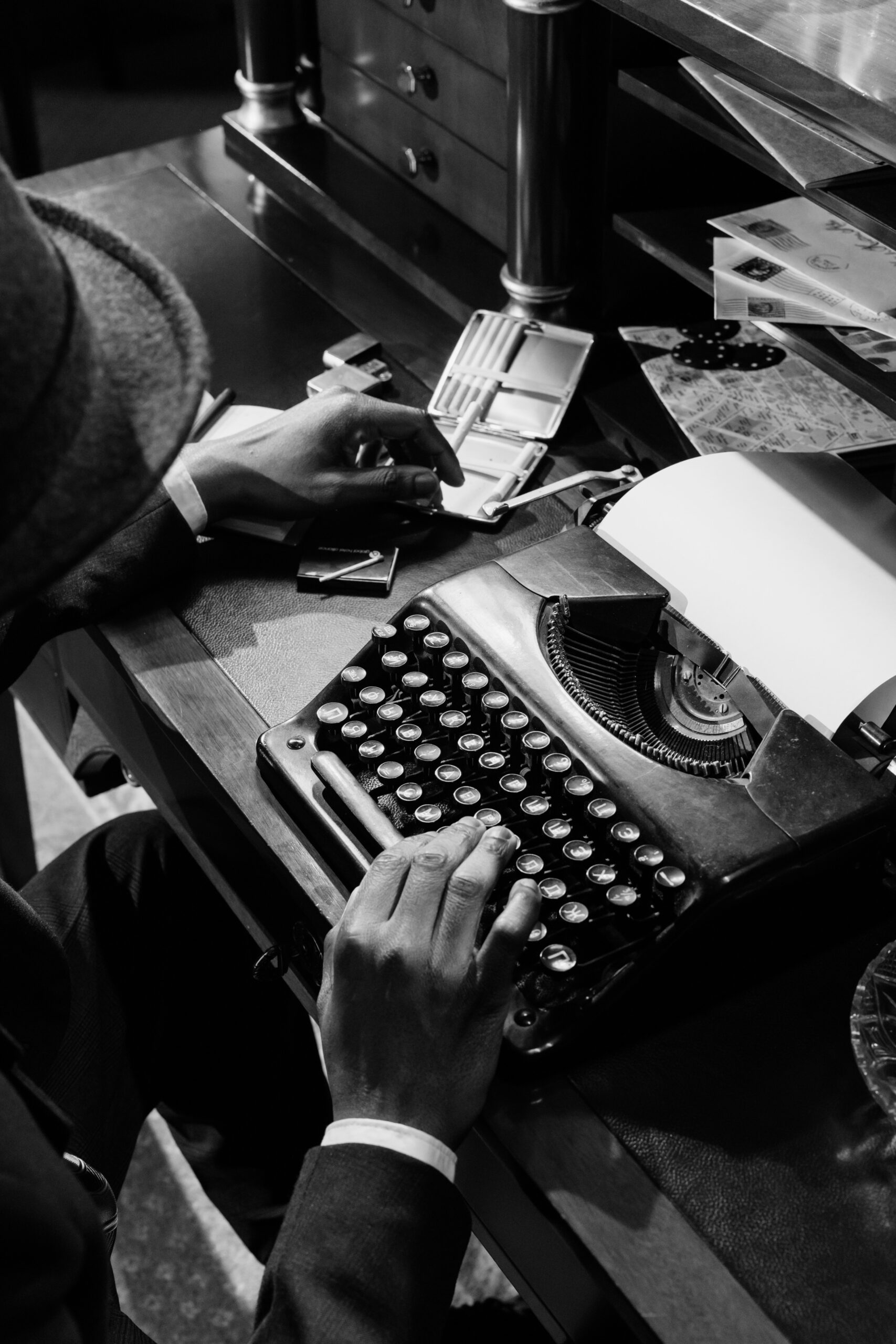 Foto door cottonbro studio: https://www.pexels.com/nl-nl/foto/donker-werken-mysterieus-werkruimte-7319344/