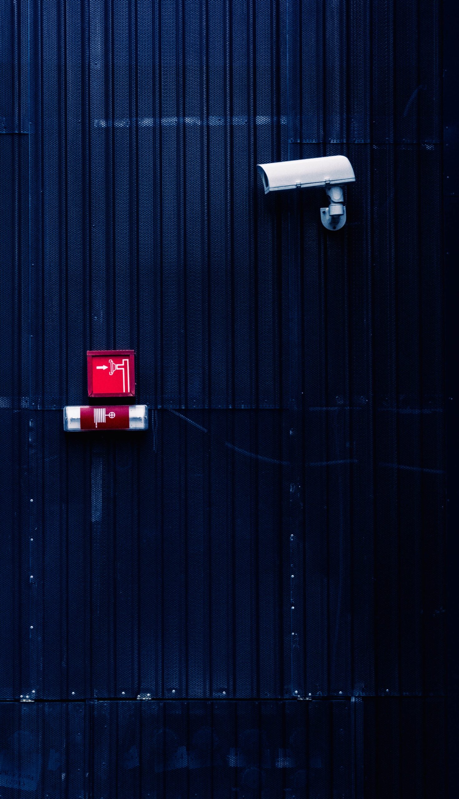 Foto door Igor Starkov: https://www.pexels.com/nl-nl/foto/witte-beveiligingscamera-776516/